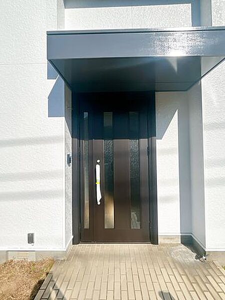 【リフォーム済】居住空間へ通じる玄関です。玄関ドアは新品交換しました。