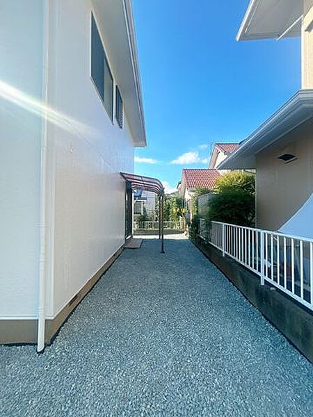 【リフォーム済】物件裏にも防草シートが敷かれているため、草むしりの手間が省けますね。