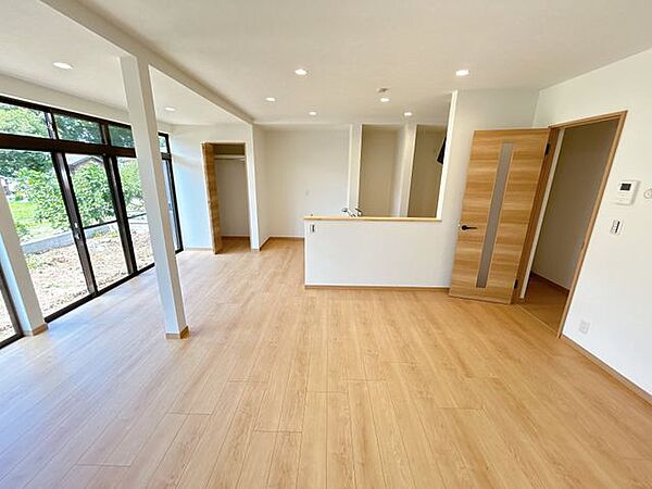 【リフォーム済】約20.5帖のLDKに間取り変更を行いました。もちろんキッチンはカウンター式です。クローゼットも新設して使い勝手のいいLDKに生まれ変わりました。