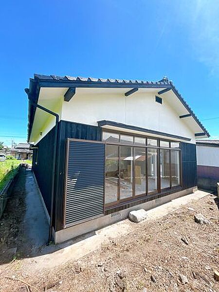 【リフォーム済】南側の外観です。屋根・外壁塗装を行い、キレイに生まれ変わりました。