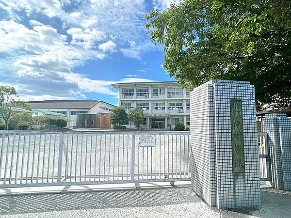 八女市立南中学校まで1400メートル（徒歩18分）です。