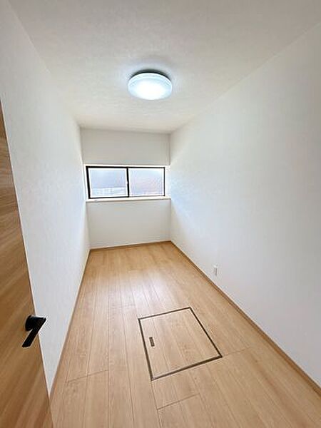 【リフォーム済】1階の納戸です。ランドリースペースに隣接しているので、ファミリークローゼットとしても使えますね。