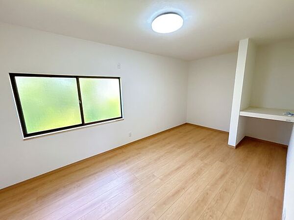 【リフォーム済】1階6帖和室を7帖洋室に間取り変更しました。オープンクローゼットも新設して、使い勝手の良いお部屋に生まれ変わりました。