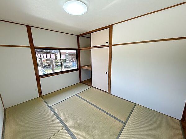 【リフォーム済】1階6帖和室です。畳表替えを行い、壁・天井をクロス張りしました。新品の照明器具も設置して、明るい空間へ生まれ変わりました。