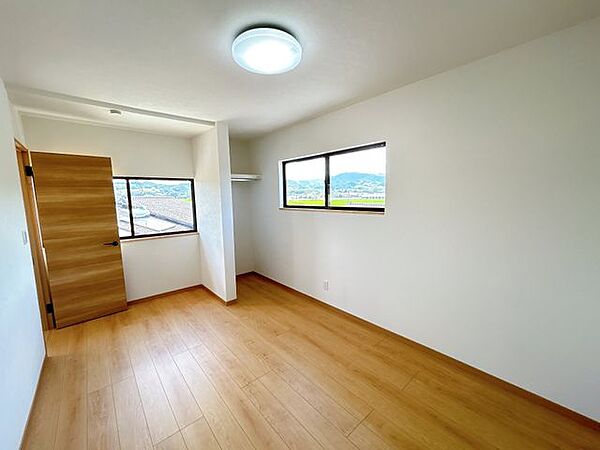 【リフォーム済】2階7.5帖洋室に間取り変更を行いました。2面採光になり、明るい空間へ生まれ変わりました。オープンクローゼットも新設しています。
