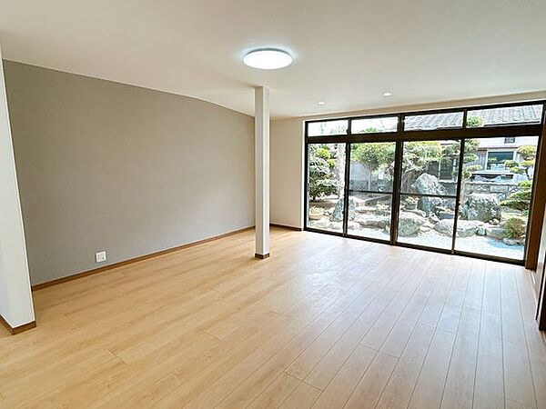 【リフォーム完了】約23帖のLDKです。構造上抜けない柱がありますが、空間にゆとりがありますので、あまり圧迫感はありません。フローリング張りや、クロス張りをおこないました。