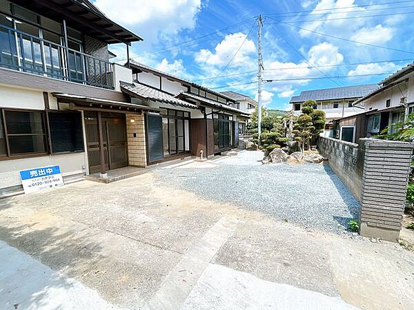 【リフォーム完了】間口のブロック塀を一部撤去し、車が入りやすくなりました。お庭の石などを撤去して敷地内にお車3台駐車できるようになりました。