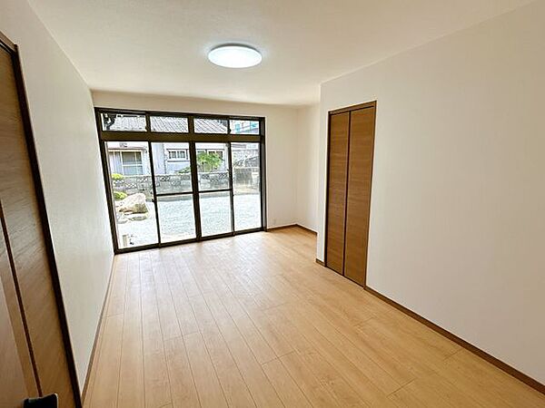 【リフォーム完了】1階建物中央のお部屋です。絨毯からフローリングに張替え、壁はクロスで仕上げました。南側の掃き出し窓から明るい光が差し込むお部屋です。