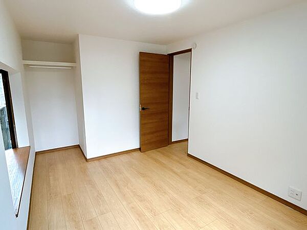【リフォーム完了】玄関上がって左手の6帖洋室です。南西側に面しており、日当たり風通しのいいお部屋です。玄関から近いのでお客様用の客間としても使えそうです。
