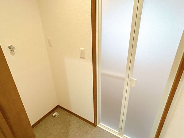 【リフォーム完了】脱衣場は浴室を広げてくる分少し狭くなってしまいましたが、床の張替えやクロスの張替えなどを行い使い勝手よく仕上がりました。