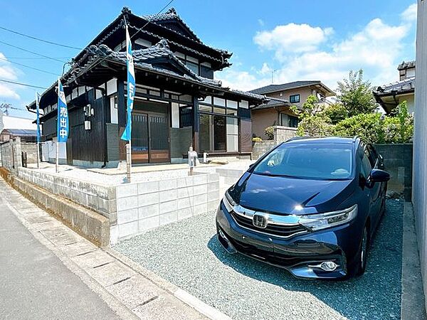 【リフォーム完了・玄関】玄関は純和風な厳かなつくりになっています。お家の顔となる素敵な玄関です。玄関の鍵交換や全体的な塗装を行いました。