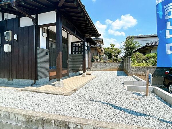 【外観写真 】敷地内の庭石や樹木をすべて撤去し、砂利を敷きこみました。面倒な植栽の手入れも必要ないのはうれしいですね。