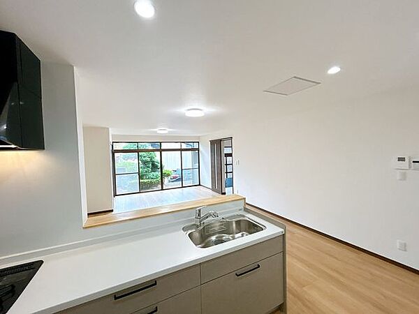 【リフォーム完了】キッチン側からLDKを撮影。お料理をしながらご家族の顔が見れたり、テレビをみながら料理できるのはうれしいですね。