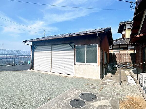 【倉庫】建物横には倉庫がございます。車やバイクなどを入れることもできるので、雨の日も安心ですね。