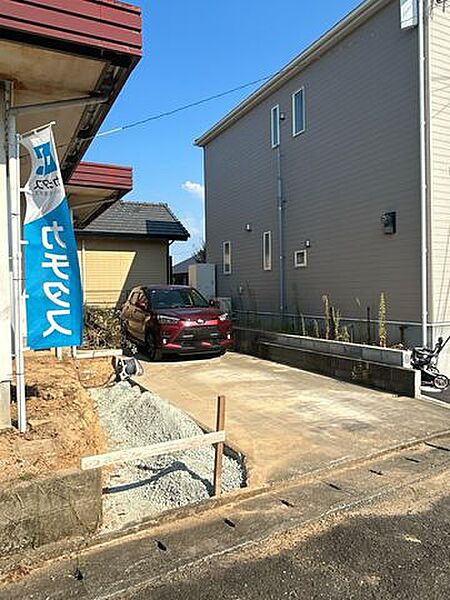 【リフォーム中】駐車場は縦列2台可能です。外構工事で間口を広げています。