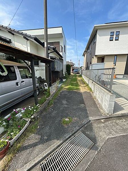 間口は約2.1メートルです。大きなお車の侵入は注意が必要です。