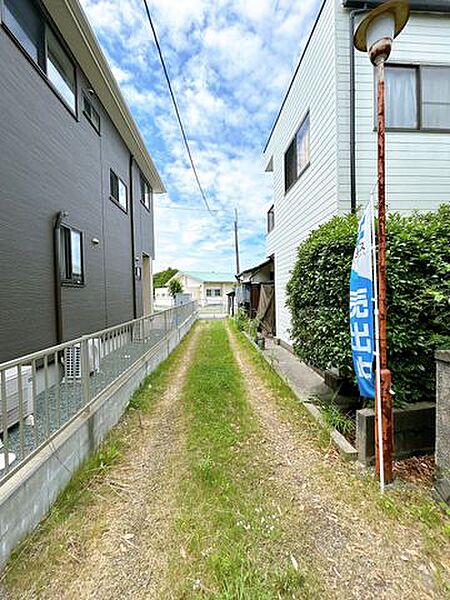侵入部分です。幅員は約2.1メートル～約2.4メートルございます。大きなお車での走行は注意が必要です。