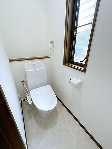【リフォーム完了】トイレは新品に交換を行いました。床のクッションフロア、壁・天井のクロスを張り替えました。白を基調として清潔感のある空間に仕上げました。