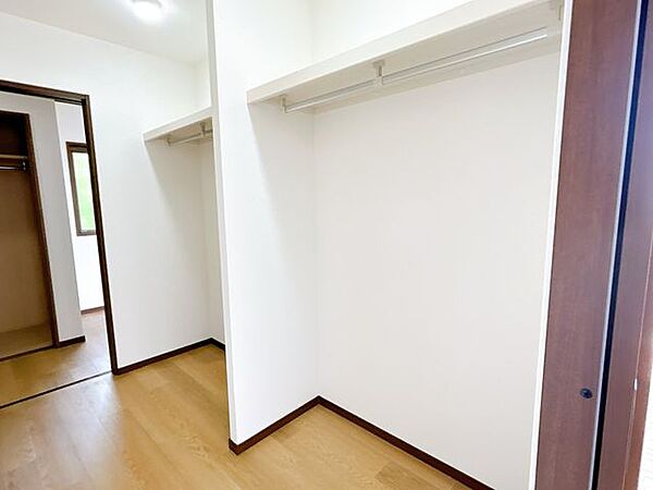 【リフォーム完了】建物中央に約3帖ほどのウォークインクローゼットを造作しました。コンパクトながら収納力のあるお家に生まれ変わりました。