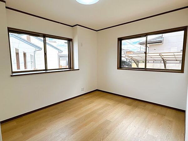 【リフォーム完了】玄関右手の5.5帖洋室です。床材の上張り、クロスの張替えを行いました。寝室にピッタリですね。