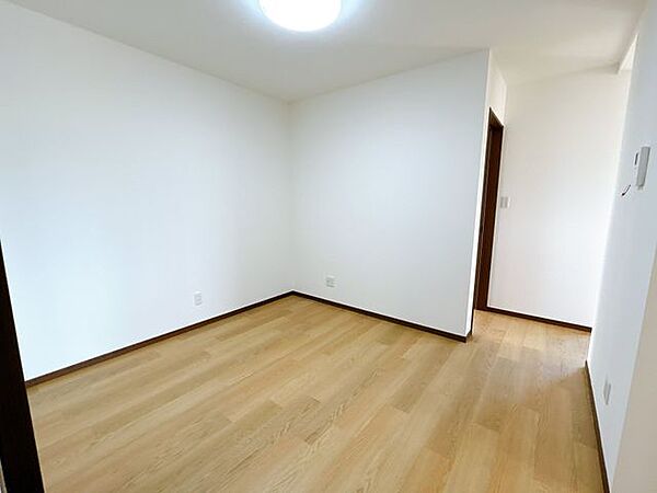【リフォーム完了】L字型のLDKのリビング部分です。ソファやテレビを置いても余裕があるように造作しました。