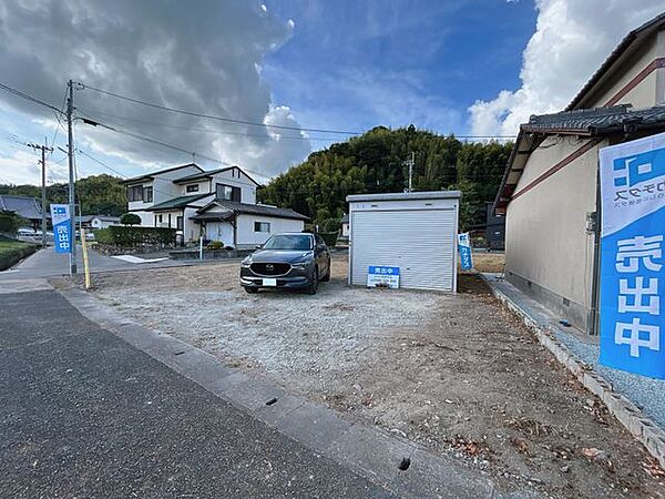 1台分の車庫付きの住宅です。駐車場の拡張工事を行い、4台駐車可能になります。ぜひ現地にてご確認ください。
