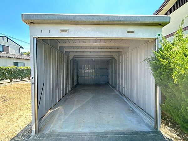 物置内部です。お車の駐車も可能です。車種によりますので、現地にてご確認ください。