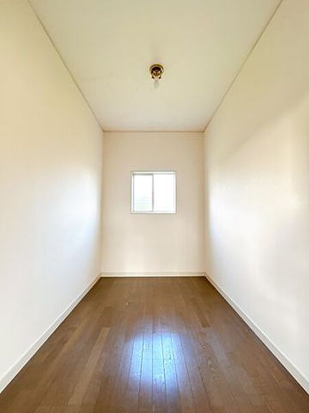 【リフォーム中/納戸】WICに変更し、ハンガーパイプを設置いたします。お洋服が多い方でも、収納場所に困らず、すっきり整理整頓できますね。広さにもゆとりがあるので、身支度もしやすいですね。