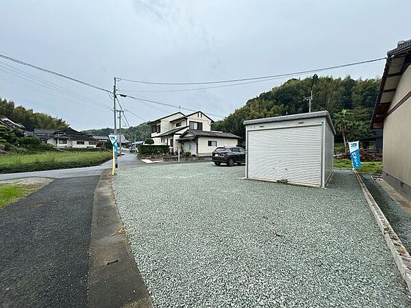 1台分の車庫付きの住宅です。駐車場の拡張工事を行い、4台駐車可能になります。ぜひ現地にてご確認ください。