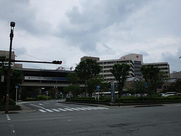 【周辺】熊本赤十字病院様まで850ｍ。通院やもしものときに利用しやすい距離ですね。