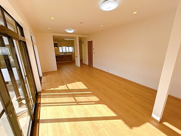 【リフォーム済】約22帖のリビングは元のお家の3つの部屋を一体化しリビングに変更しました。キッチン横の和室も繋げて利用すると広々使えますので開放感あるリビングです