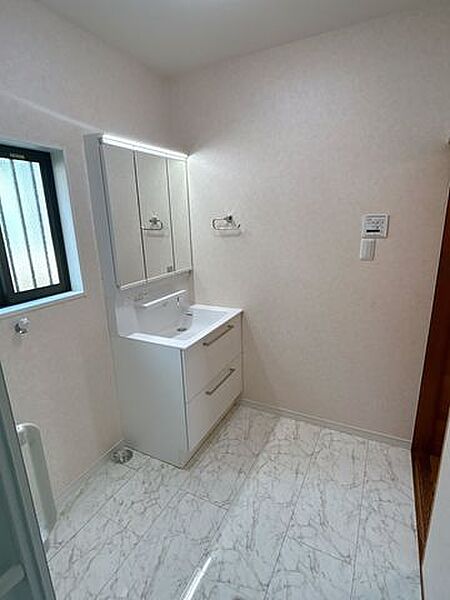 【リフォーム済】脱衣洗面所は約2帖の広さがあり換気用窓もあり使い勝手の良い洗面所です