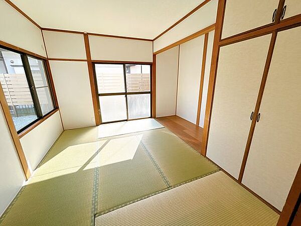 【リフォーム済】1階6畳和室です。照明交換、畳の表替え、壁・天井クロスの張替えを行いました。