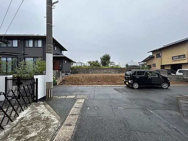 【前面道路】前面道路は車通りが少なく駐車の為の出し入れも安心ですね
