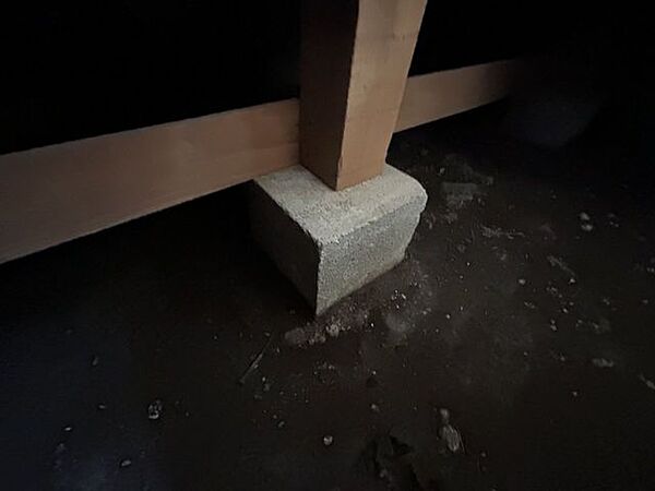 中古住宅の3大リスクである、雨漏り、主要構造部分の欠陥や腐食、給排水管の漏水や故障を2年間保証します。その前提でシロアリの被害調査と防除工事もおこないます。