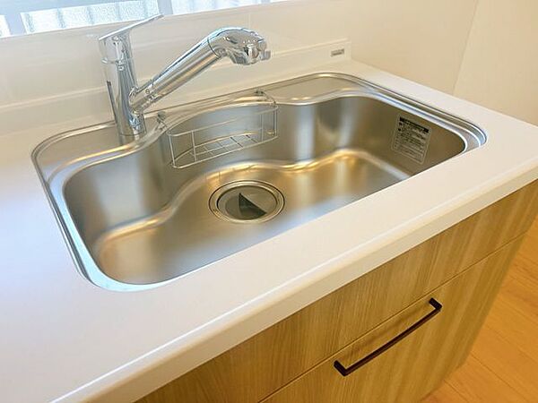 【リフォーム済】キッチン水洗です。浄水機能が付いており、カートリッジ交換することで使用できます。