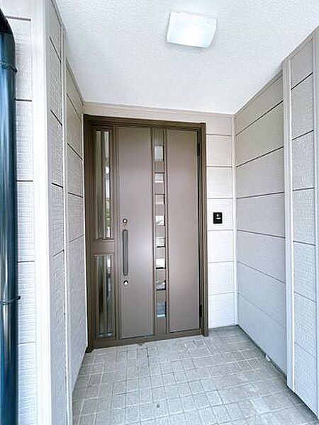 【リフォーム済み】玄関ドアと外照明交換を行いました。玄関が綺麗だと印象もいいですよね。