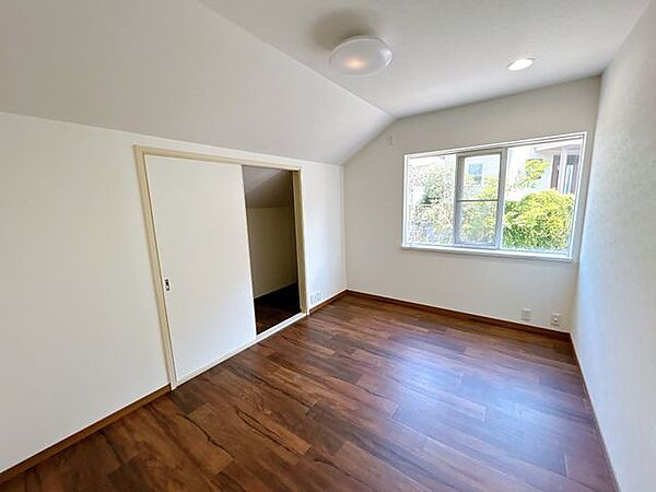 【リフォーム済み】2階東側の6帖のお部屋になります。クロス張替、フローリング仕上げ、照明・スイッチ・コンセントは新品交換しました。