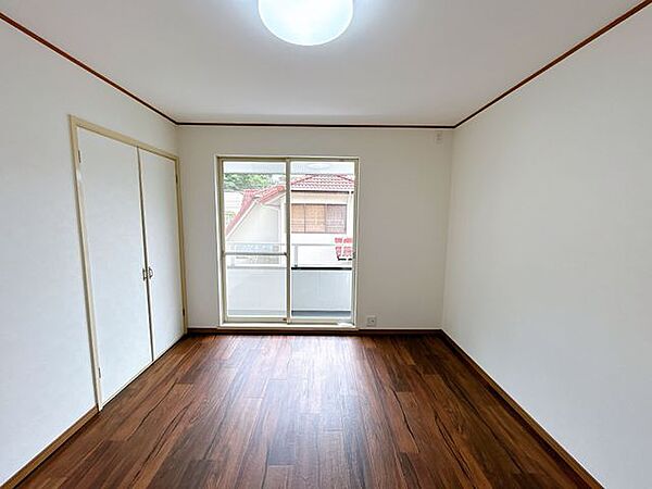 【リフォーム済み】2階東側のお部屋になります。クロス張替、フローリング仕上げ、照明・スイッチ・コンセントは新品交換しました。