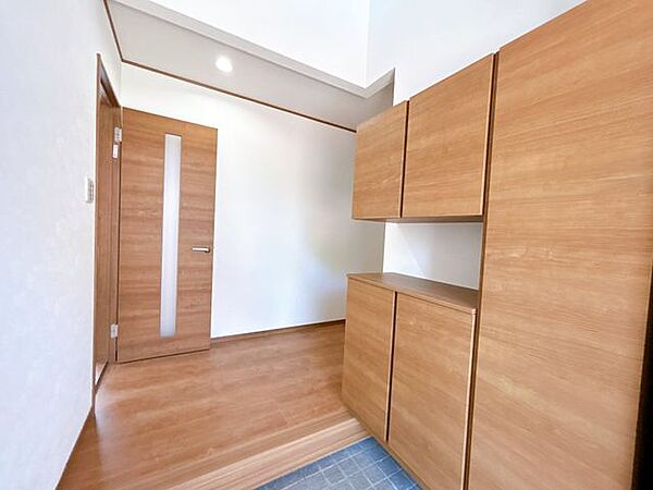 【リフォーム済み】玄関内部はクロスの張替えや床面のクリーニングなど行いました。シューズボックスも新品に交換いたしました。