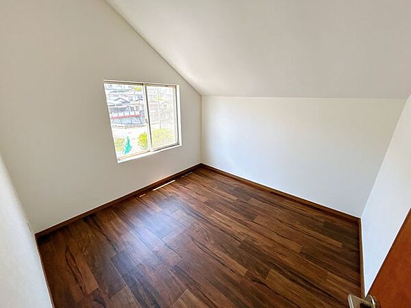 【リフォーム完成済み】2階東側のお部屋になります。クロス張替、フローリング仕上げ、照明・スイッチ・コンセントは新品交換しました。
