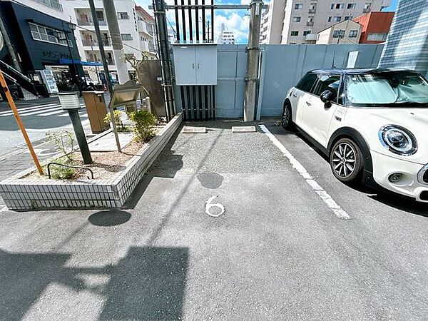 敷地内に平面駐車場を確保してあります、ご内覧の際に駐車可能です。お引き渡しの際に駐車場の引き継ぎも可能です。