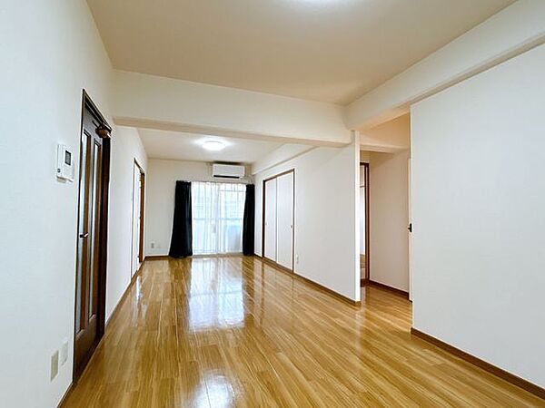 【現況販売】】リビングのお写真です。居室の床はリビング含め全部屋業者によるワックスをかけてます。南東向きになりますので、日中は暖かい光が差し込みます。
