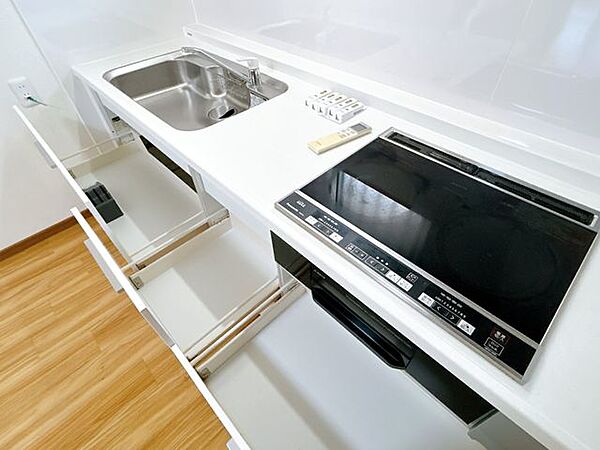 【現況販売】キッチン収納です。たっぷりの調理器具を入れられる収納は、料理する人の強い味方です