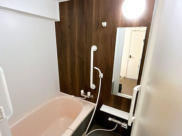 【現況販売】ユニットバスです。ゆったり湯船に浸かって、一日の疲れをとることができそうですね。