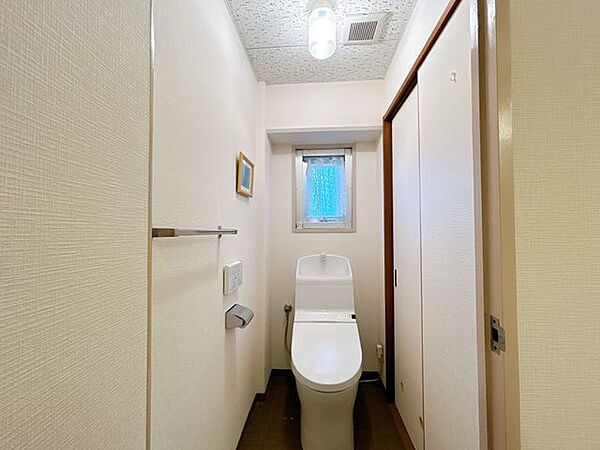 【現況販売】トイレです。白を基調としたシンプルなデザインとなっております。