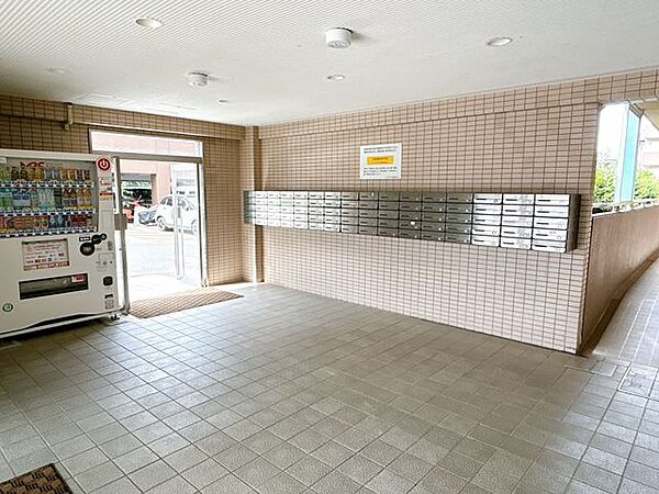 集合ポストです。郵便物はエントランスホール内でお受け取りいただけます。仕事帰りにサッと郵便受けを確認できます。