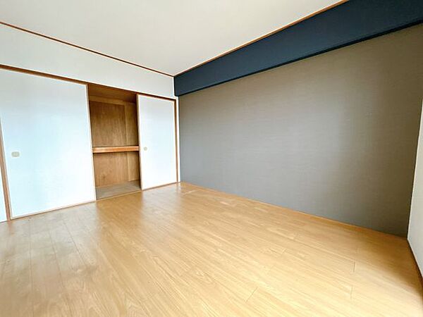 【現況販売】洋室別角アングルです。こちらのお部屋にもクローゼットがあります。スペースを広く使って生活することができます。