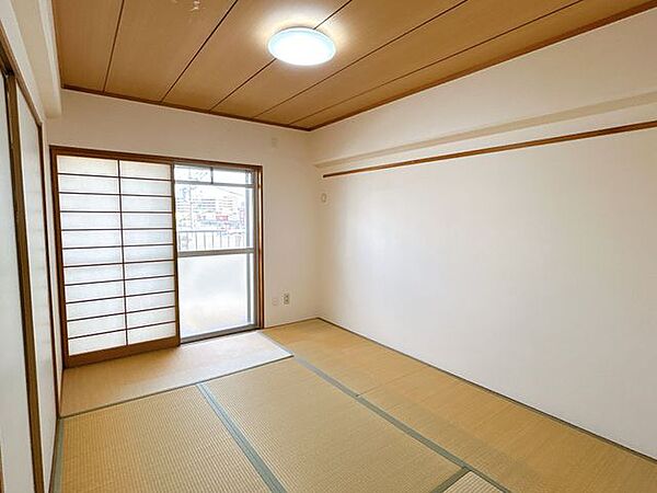 【現況販売】和室です。南側のバルコニーから明るい日が差し込みます。読書や昼寝など、ゆっくり時間が過ぎていきそうです。