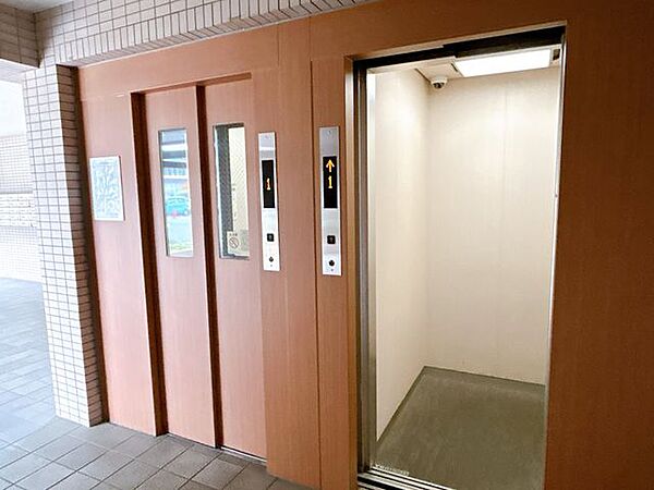 マンションのエレベーターです。2基あるので出勤時間などエレベーターが混む時間帯も安心ですね。